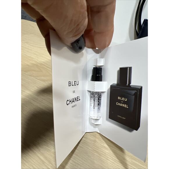 CHANEL Bleu Wallet Cardholder for Men Limited Edition + Sample Perfume & Bag - Picture 3 of 5
